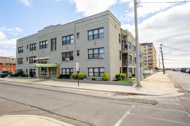 302 E Broadway in Long Beach, NY - Building Photo - Building Photo