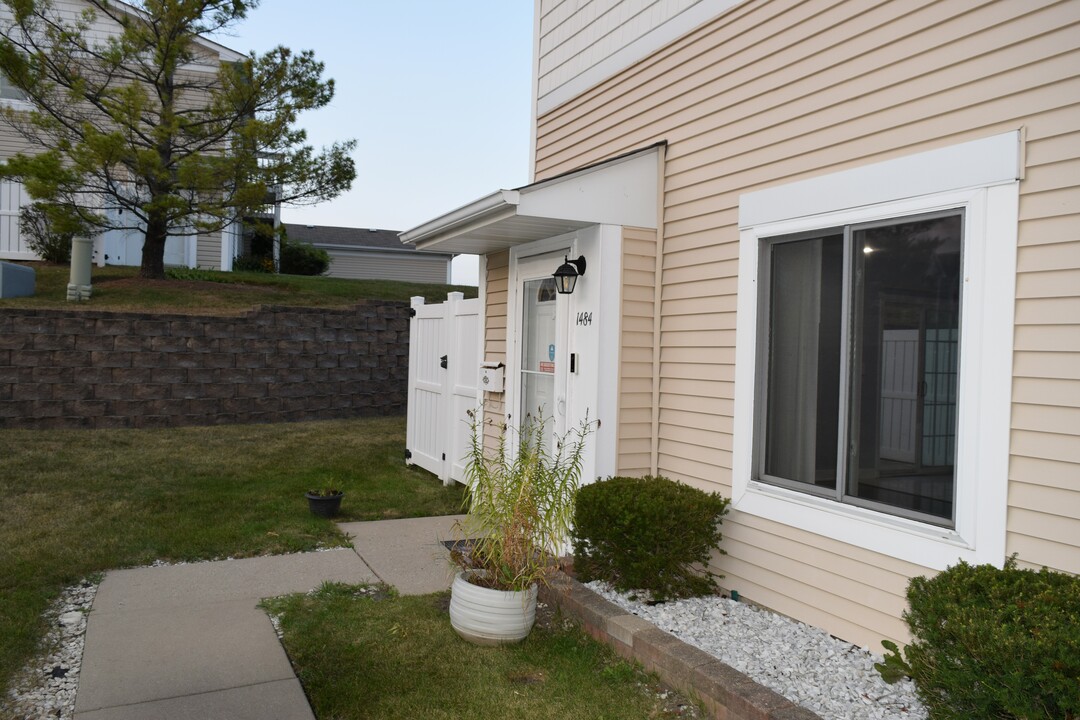 1484 Cornell Terrace in Hoffman Estates, IL - Building Photo