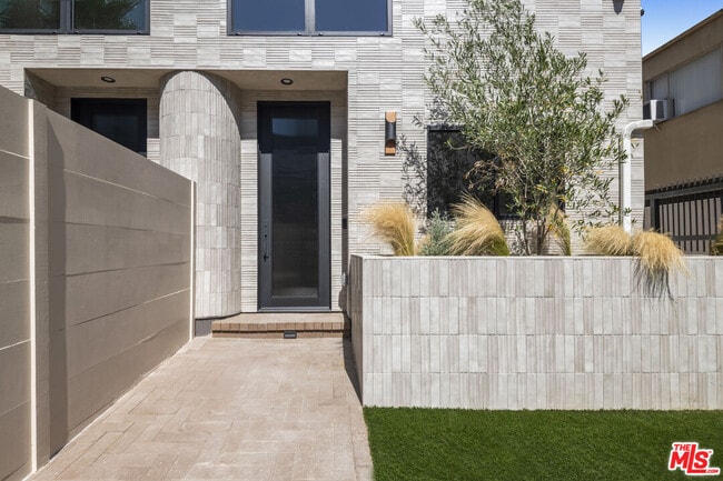426 Arnaz Dr in Los Angeles, CA - Building Photo - Building Photo
