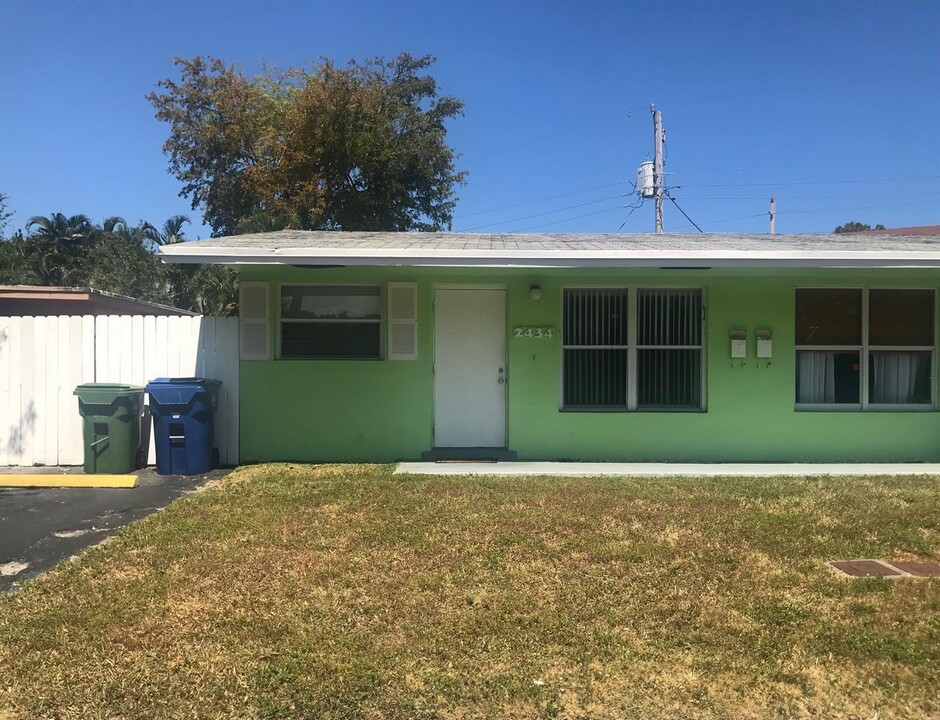 2434 NW 9th Terrace in Wilton Manors, FL - Building Photo