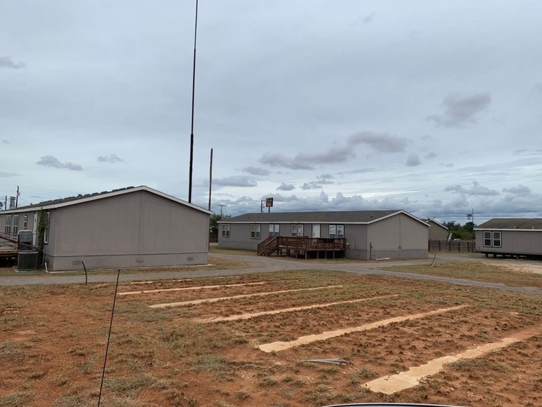 1080 E Hwy 85 in Dilley, TX - Building Photo