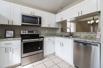 1067 Manigan Ave in Oviedo, FL - Foto de edificio - Building Photo