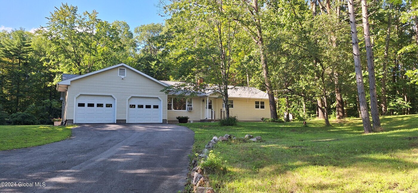 1031 Saratoga Rd in Gansevoort, NY - Building Photo