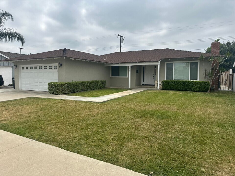 2516 E Monroe Ave in Orange, CA - Building Photo