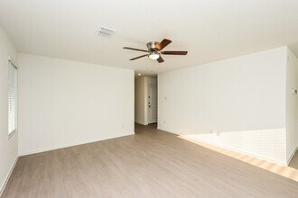 2217 La Vis Ln in Fort Worth, TX - Foto de edificio - Building Photo