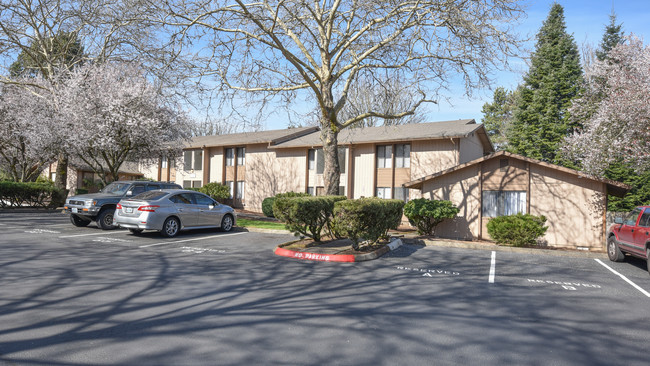 Englewood Terrace Apartments in Tigard, OR - Building Photo - Building Photo