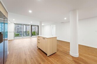 1500 Bay Rd, Unit N-0725 in Miami Beach, FL - Building Photo - Building Photo