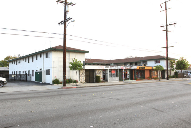 Lamplight Manor in Bell, CA - Foto de edificio - Building Photo