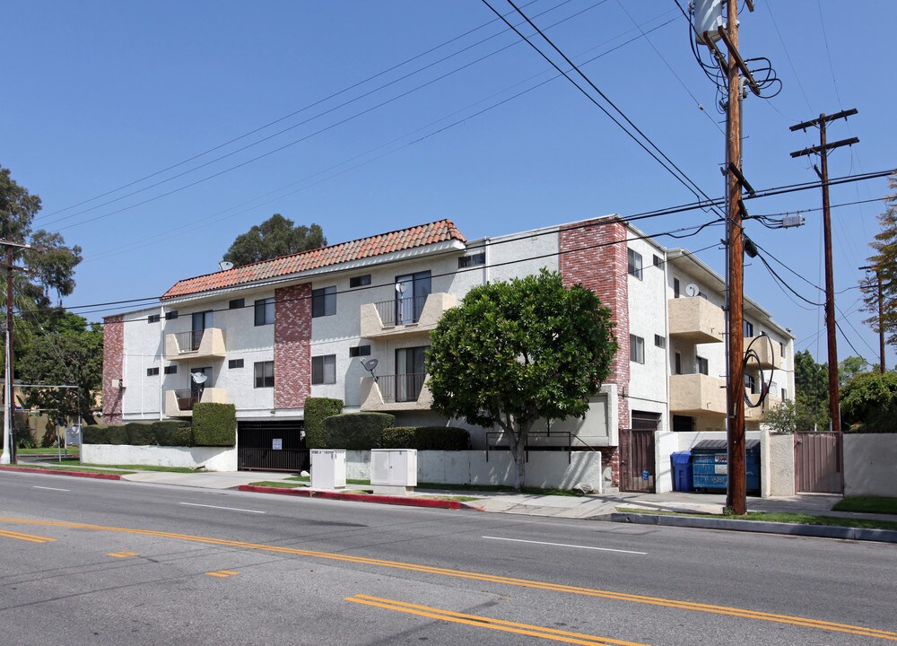 Noble Plaza in Van Nuys, CA - Building Photo