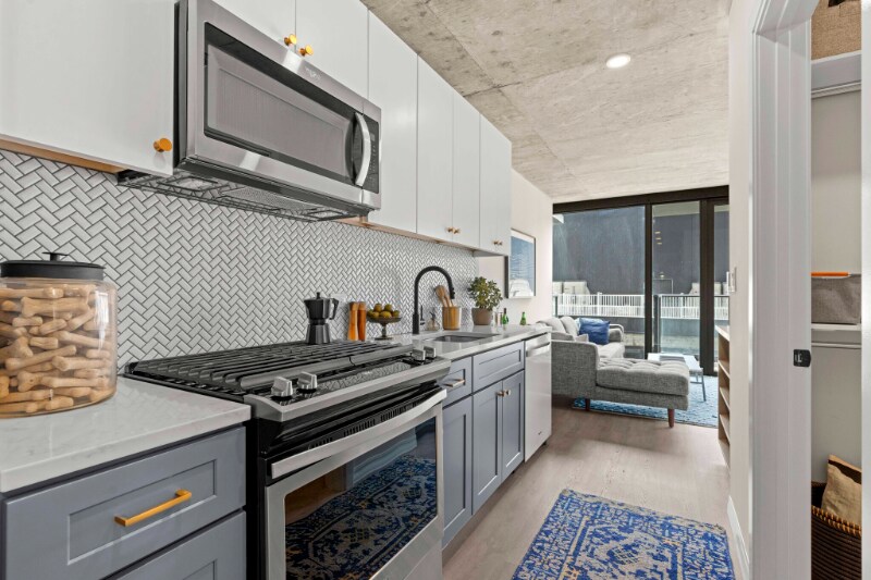160 W Huron St in Chicago, IL - Building Photo