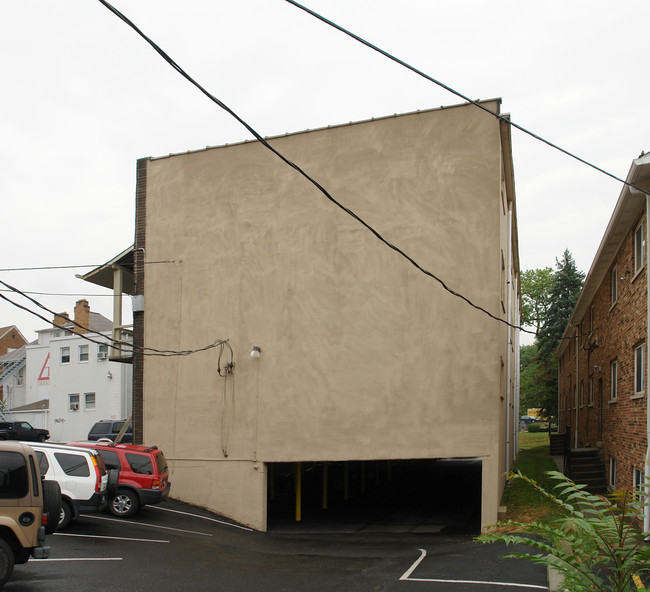 1927 Indianola Ave in Columbus, OH - Foto de edificio - Building Photo