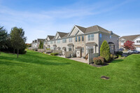 44 Clifford Cir in Franklin Township, NJ - Foto de edificio - Building Photo