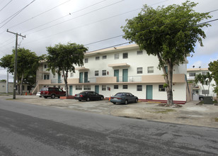 Capri Apartments in North Miami, FL - Building Photo - Building Photo