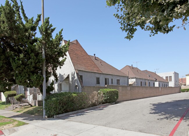 6817 Rugby Ave in Huntington Park, CA - Foto de edificio - Building Photo