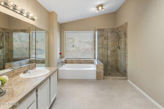 9012 E Sutton Dr in Scottsdale, AZ - Foto de edificio - Building Photo