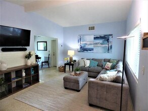 1048 Mary Jane Ln in Dunedin, FL - Building Photo - Building Photo