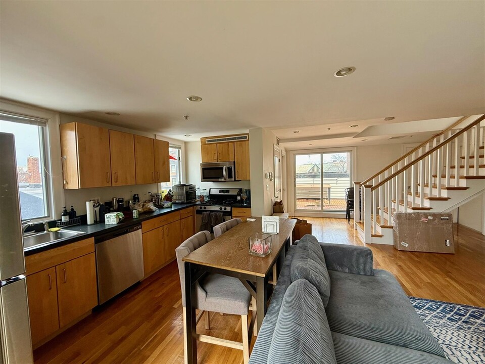 1110 Massachusetts Ave, Unit 4 in Cambridge, MA - Building Photo