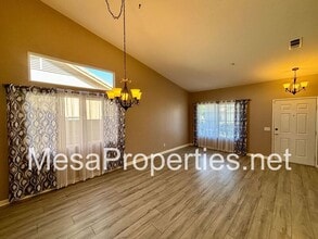 15389 Megan Ct in Fontana, CA - Foto de edificio - Building Photo