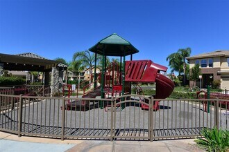 10428 Duxbury Ln in San Diego, CA - Foto de edificio - Building Photo