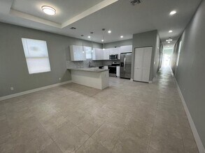 227 N E St in Lake Worth Beach, FL - Building Photo - Building Photo