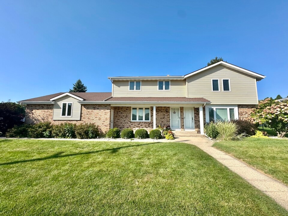 2748 Mineral Point Ave, Unit 2748 in Janesville, WI - Foto de edificio