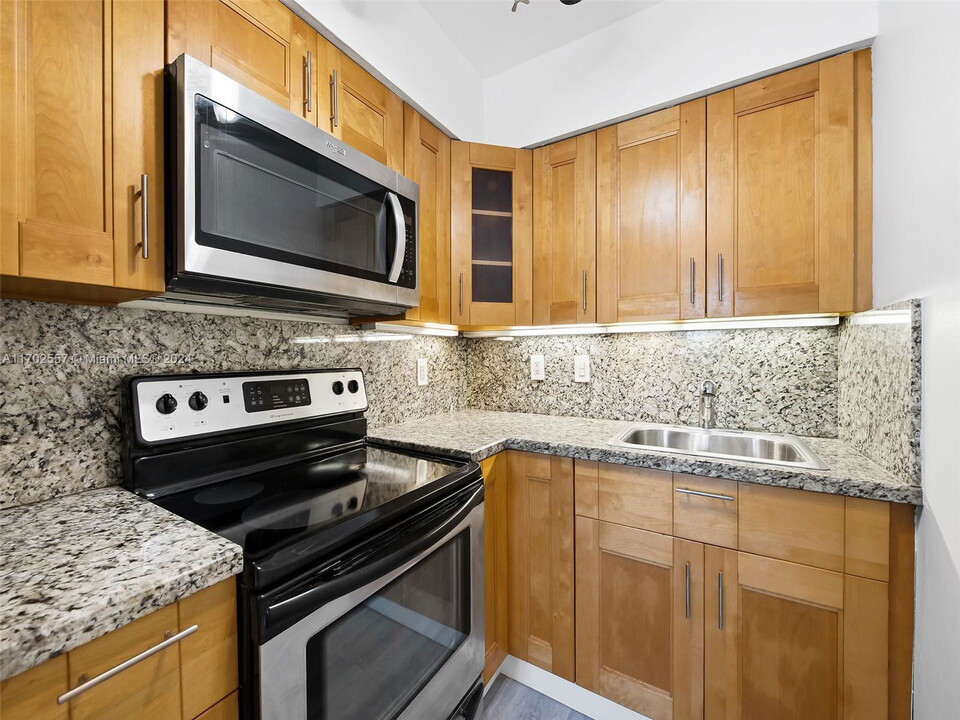 1816 E Oakland Park Blvd in Fort Lauderdale, FL - Building Photo