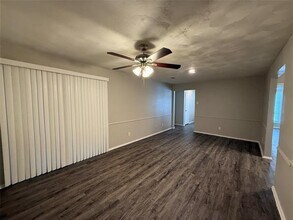 10025 Neosho Dr in Dallas, TX - Building Photo - Building Photo