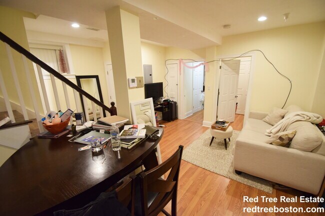 1248 Beacon St in Brookline, MA - Foto de edificio - Building Photo