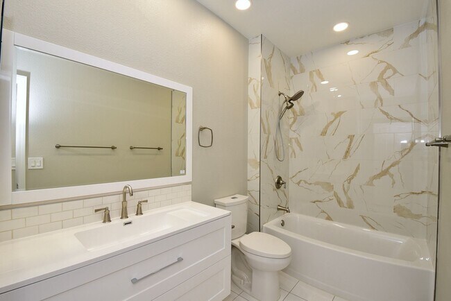 7167 S Durango Dr in Las Vegas, NV - Building Photo - Building Photo