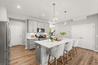 798 N Greenway Dr in Westlake, OH - Foto de edificio - Building Photo