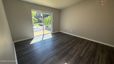 6512 Six Mile Ln in Louisville, KY - Building Photo - Building Photo