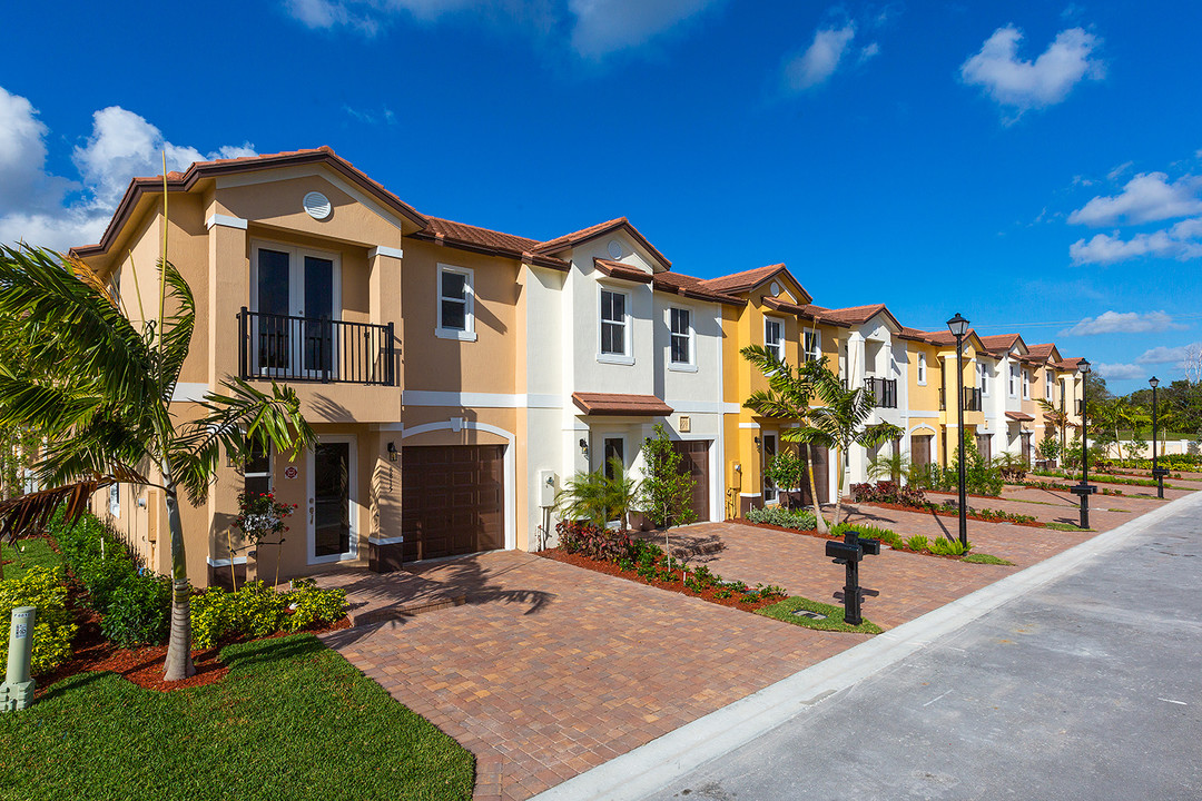 Emerald Landings in Tamarac, FL - Building Photo