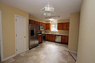 34 Ivy Grove Ct in Shelton, CT - Building Photo - Building Photo