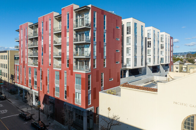 Uptown Place in Oakland, CA - Foto de edificio - Building Photo