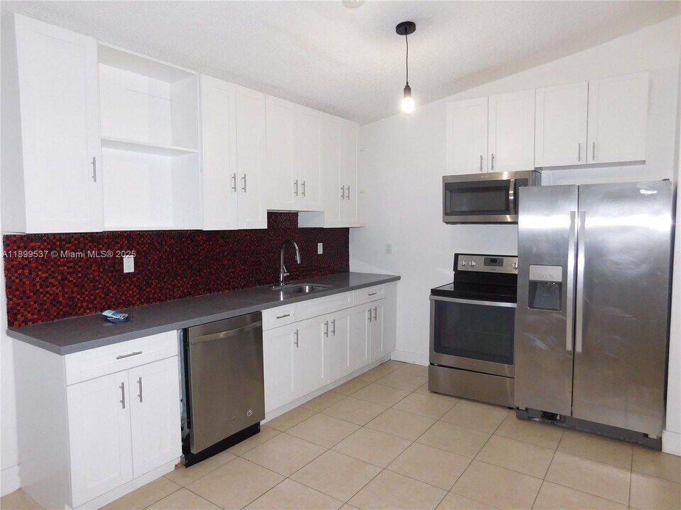 17001 SW 146th Ct in Miami, FL - Building Photo