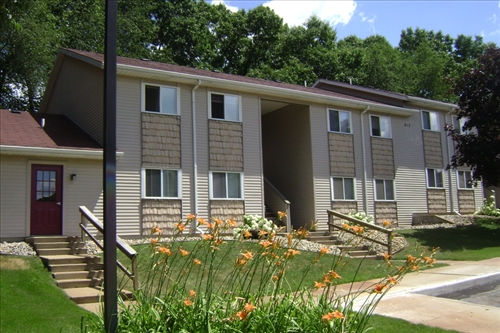 Parkwood Apartments in Jonesville, MI - Building Photo