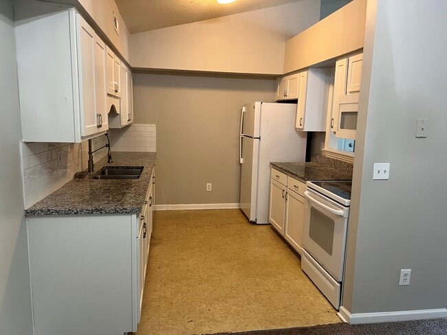 7117 W Friendly Ave in Greensboro, NC - Building Photo - Building Photo
