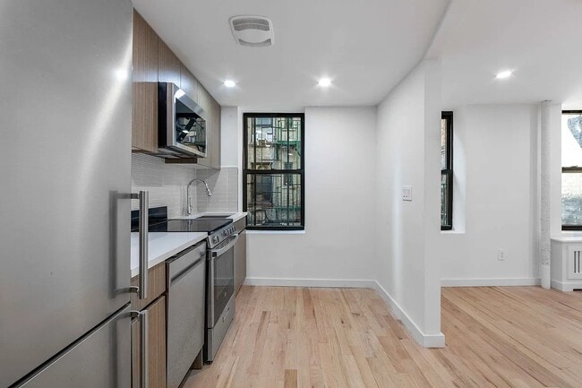 104 Bayard St in New York, NY - Building Photo - Building Photo