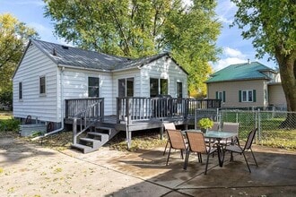 241 Carrington Ave in Waterloo, IA - Foto de edificio - Building Photo