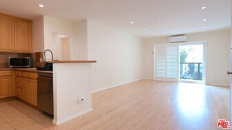 9005 Cynthia St in West Hollywood, CA - Building Photo