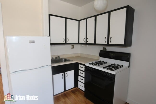 3713 N Pine Grove Ave, Unit M01B in Chicago, IL - Building Photo - Building Photo