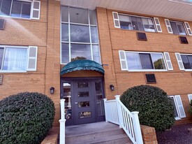 2412 East Ave, Unit D in Rochester, NY - Building Photo