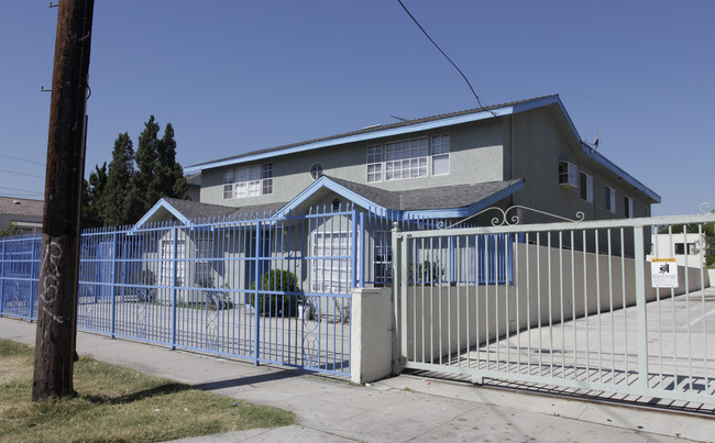 6923 Radford Ave in North Hollywood, CA - Foto de edificio - Building Photo