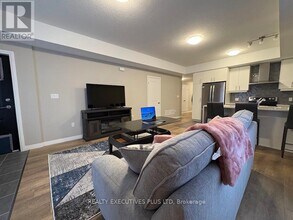 38 Thatcher Dr in Guelph, ON - Building Photo - Building Photo