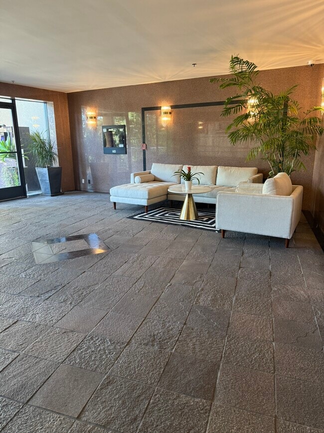 2222 N Beachwood Dr, Unit 412 in Los Angeles, CA - Foto de edificio - Building Photo