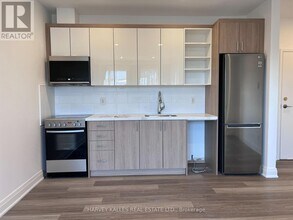 409 College St in Toronto, ON - Building Photo - Building Photo