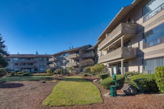 Riverfront Apartments in Auburn, WA - Building Photo - Building Photo