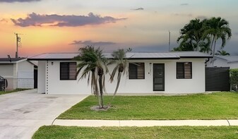 7881 Hope St in Hollywood, FL - Building Photo