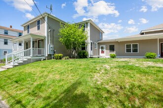 103 Bayview Ave, Unit A in Bristol, RI - Building Photo - Building Photo
