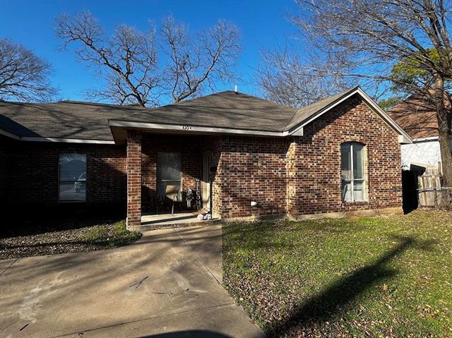 310 S Clay St in Ennis, TX - Building Photo